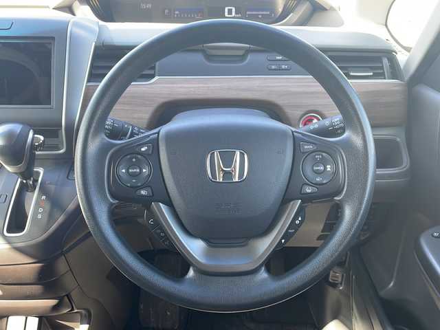 ホンダ フリード G 青森県 2024(令6)年 1.2万km プラチナホワイトパール 4WD/ホンダセンシング/衝突軽減ブレーキ/追従クルーズコントロール/レーンキープアシスト/前後誤発進抑制機能/両側パワースライドドア/ワイパーデアイサー/前席シートヒーター/後席ロールサンシェード/後方コーナーセンサー/オートライト/アイドリングストップ/スマートキー