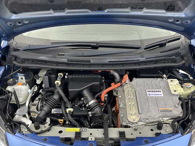 日産 ノート e－パワー X 宮城県 2018(平30)年 4万km シャイニングブルー 純正ナビ:MM318D-W/フルセグTV/Bluetooth/CD/DVD/AM/FM/全方位カメラ/デジタルインナーミラー/前方ドライブレコーダー/衝突被害軽減システム/横滑り防止装置/レーンキープアシスト/カーテンエアバッグ/前後コーナーセンサー/純正15インチAW/ETC/純正フロアマット/オートライト/プッシュスタート/電動格納ドアミラー/ドアバイザー