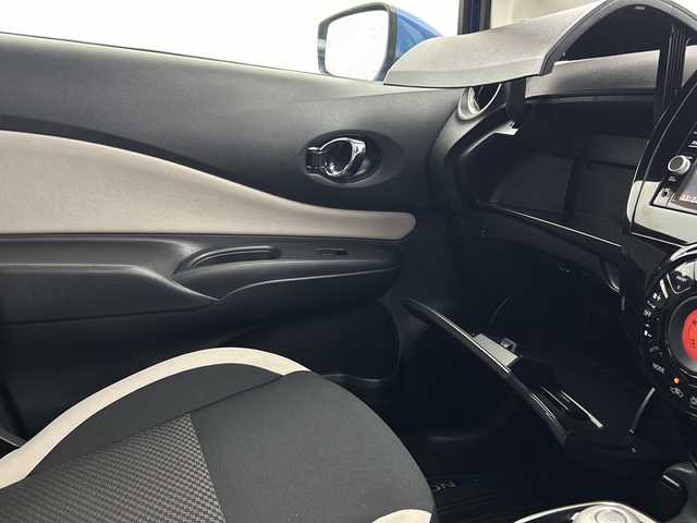 日産 ノート e－パワー X 宮城県 2018(平30)年 4万km シャイニングブルー 純正ナビ:MM318D-W/フルセグTV/Bluetooth/CD/DVD/AM/FM/全方位カメラ/デジタルインナーミラー/前方ドライブレコーダー/衝突被害軽減システム/横滑り防止装置/レーンキープアシスト/カーテンエアバッグ/前後コーナーセンサー/純正15インチAW/ETC/純正フロアマット/オートライト/プッシュスタート/電動格納ドアミラー/ドアバイザー