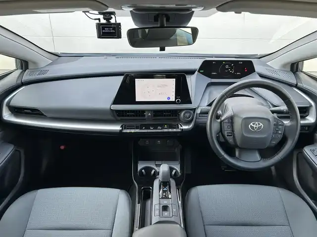 トヨタ プリウス U 茨城県 2023(令5)年 2万km グレー KINTO専用グレード/セーフティセンス（予防安全パッケージ）/パーキングサポートブレーキ（前後方静止物）/8型ディスプレイオーディオ/フルセグ/Bカメラ/Bluetooth/AppleCarPlay/レーダークルーズコントロール/ETC2.0/前後ドライブレコーダー(TZ-DR210)/クリアランスソナー/LEDヘッドライト/オートマチックハイビーム/アルミホイール（樹脂フルキャップ［ダークグレーメタリック＋マットブラック塗装］付）/純正フロアマット/充電用タイプC入力端子/スマートキー/盗難防止装置/横滑り防止機能/Wエアバッグ