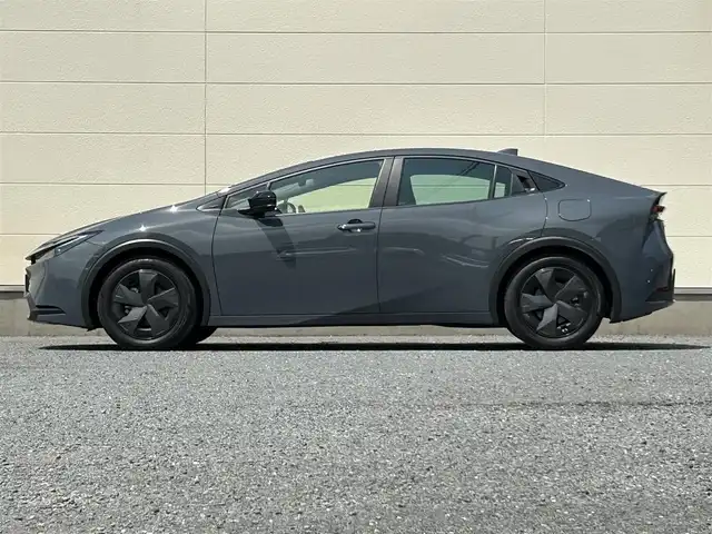 トヨタ プリウス U 茨城県 2023(令5)年 2万km グレー KINTO専用グレード/セーフティセンス（予防安全パッケージ）/パーキングサポートブレーキ（前後方静止物）/8型ディスプレイオーディオ/フルセグ/Bカメラ/Bluetooth/AppleCarPlay/レーダークルーズコントロール/ETC2.0/前後ドライブレコーダー(TZ-DR210)/クリアランスソナー/LEDヘッドライト/オートマチックハイビーム/アルミホイール（樹脂フルキャップ［ダークグレーメタリック＋マットブラック塗装］付）/純正フロアマット/充電用タイプC入力端子/スマートキー/盗難防止装置/横滑り防止機能/Wエアバッグ