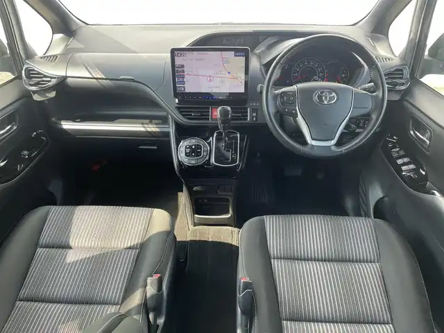 トヨタ ヴォクシー ZS 福岡県 2017(平29)年 4.1万km ブラック ・ALPINE大型ナビ/・両側パワースライドドア /・ダブルサンルーフ /・ダブルエアコン /・フルセグTV /・AppleCarPlay/AndroidAuto /・後席サンシェード /・トヨタセーフティセンス /・ETC/・電格ミラー/・LEDヘッドライト/・ステアリングスイッチ/・スマートキー/プッシュスタート