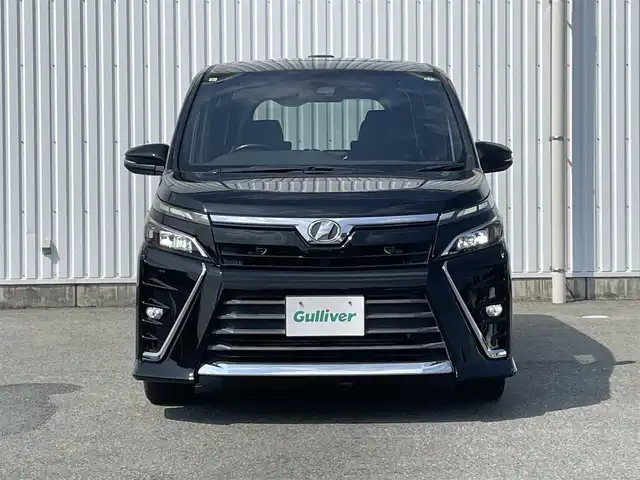トヨタ ヴォクシー ZS 福岡県 2017(平29)年 4.1万km ブラック ・ALPINE大型ナビ/・両側パワースライドドア /・ダブルサンルーフ /・ダブルエアコン /・フルセグTV /・AppleCarPlay/AndroidAuto /・後席サンシェード /・トヨタセーフティセンス /・ETC/・電格ミラー/・LEDヘッドライト/・ステアリングスイッチ/・スマートキー/プッシュスタート