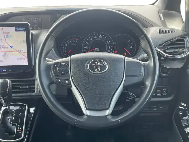 トヨタ ヴォクシー ZS 福岡県 2017(平29)年 4.1万km ブラック ・ALPINE大型ナビ/・両側パワースライドドア /・ダブルサンルーフ /・ダブルエアコン /・フルセグTV /・AppleCarPlay/AndroidAuto /・後席サンシェード /・トヨタセーフティセンス /・ETC/・電格ミラー/・LEDヘッドライト/・ステアリングスイッチ/・スマートキー/プッシュスタート