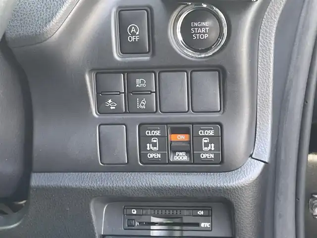 トヨタ ヴォクシー ZS 福岡県 2017(平29)年 4.1万km ブラック ・ALPINE大型ナビ/・両側パワースライドドア /・ダブルサンルーフ /・ダブルエアコン /・フルセグTV /・AppleCarPlay/AndroidAuto /・後席サンシェード /・トヨタセーフティセンス /・ETC/・電格ミラー/・LEDヘッドライト/・ステアリングスイッチ/・スマートキー/プッシュスタート