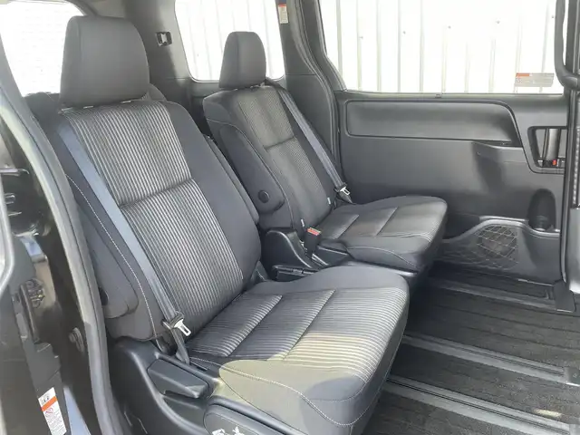 トヨタ ヴォクシー ZS 福岡県 2017(平29)年 4.1万km ブラック ・ALPINE大型ナビ/・両側パワースライドドア /・ダブルサンルーフ /・ダブルエアコン /・フルセグTV /・AppleCarPlay/AndroidAuto /・後席サンシェード /・トヨタセーフティセンス /・ETC/・電格ミラー/・LEDヘッドライト/・ステアリングスイッチ/・スマートキー/プッシュスタート