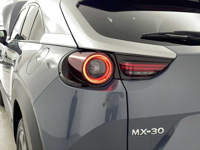 マツダ ＭＸ－３０ インダストリアルクラシック 愛知県 2021(令3)年 3.1万km ポリメタルグレーメタリック3トーン /禁煙車//ワンオーナー//純正ナビ//フルセグTV//バックカメラ//ETC//前後ドライブレコーダー//ベーシックパッケージ//インダストリアルクラシックパッケージ//スマートブレーキサポート//後退時スマートブレーキサポート//後方接近物スマートブレーキサポート//前後方AT誤発進抑制//レーンディパーチャーウォーニング//レーンキープアシスト//マツダレーダークルーズコントロール//ブラインドスポットモニタリング//リヤクロストラフィックアラート//ドライバーアテンションアラート//前後コーナーセンサー//交通標識認識//スーパーUV&IRカットガラス//LEDヘッドライト//オートライト//ハイビームコントロール//ピアノブラックピラーガーニッシュ//Dピラーメッキ+MAZDAロゴ//純正18インチアルミホイール(高輝度ダーク塗装)//内装プラチナサテン加飾//ブラウン合皮内装//ブラウン合皮&ブラッククロスコンビシート//運転席パワーシート(ポジションメモリー付)//前席シートヒーター//革巻きステアリング//ステアリングスイッチ//ステアリングヒーター//純正フロアマット//プッシュスタート//電動格納ヒーテッドドアミラー//新車保証書・取扱説明書