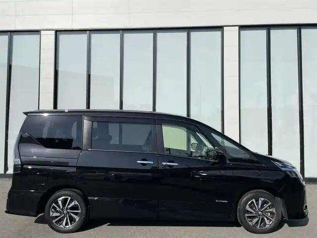 日産 セレナ ハイウェイスター V 大阪府 2020(令2)年 2.9万km ダイヤモンドブラック 純正ナビ　/   フルセグＴＶ/CD/DVD/Bluetooth/アラウンドビューモニター　/１３．３インチ後席モニター　/衝突軽減ブレーキ/クリアランスソナー　/ブラインドスポットモニター　/両側パワースライドドア　/クルーズコントロール/レーンキープアシスト　/アイドリングストップ/オートマチックハイビーム　/前方ドライブレコーダー/純正16インチアルミホイール　/ビルトインＥＴＣ　/ＬＥＤライト