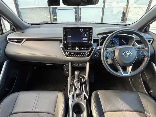 トヨタ カローラ クロス ハイブリッド Z 宮城県 2023(令5)年 6.5万km アティチュードブラックマイカ 登録時走行距離64430km/クルーズコントロール（追従走行あり）/レーンキープアシスト/プリクラッシュセーフティ/電動パーキング/オートライト/オートマチックハイビーム/パワーバックドア/コーナーセンサー（前後）/バックカメラ/横滑り防止装置/ステアリングリモコン/シートヒーター（前席）/社外ドライブレコーダー/ビルトインETC/パワーシート（D席）/純正フロアマット/純正ディスプレイオーディオ/フルセグTV・Bluetooth・ミラキャスト・USB/純正アルミホイール