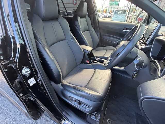 トヨタ カローラ クロス ハイブリッド Z 宮城県 2023(令5)年 6.5万km アティチュードブラックマイカ 登録時走行距離64430km/クルーズコントロール（追従走行あり）/レーンキープアシスト/プリクラッシュセーフティ/電動パーキング/オートライト/オートマチックハイビーム/パワーバックドア/コーナーセンサー（前後）/バックカメラ/横滑り防止装置/ステアリングリモコン/シートヒーター（前席）/社外ドライブレコーダー/ビルトインETC/パワーシート（D席）/純正フロアマット/純正ディスプレイオーディオ/フルセグTV・Bluetooth・ミラキャスト・USB/純正アルミホイール