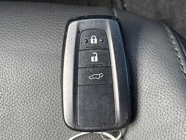 トヨタ カローラ クロス ハイブリッド Z 宮城県 2023(令5)年 6.5万km アティチュードブラックマイカ 登録時走行距離64430km/クルーズコントロール（追従走行あり）/レーンキープアシスト/プリクラッシュセーフティ/電動パーキング/オートライト/オートマチックハイビーム/パワーバックドア/コーナーセンサー（前後）/バックカメラ/横滑り防止装置/ステアリングリモコン/シートヒーター（前席）/社外ドライブレコーダー/ビルトインETC/パワーシート（D席）/純正フロアマット/純正ディスプレイオーディオ/フルセグTV・Bluetooth・ミラキャスト・USB/純正アルミホイール