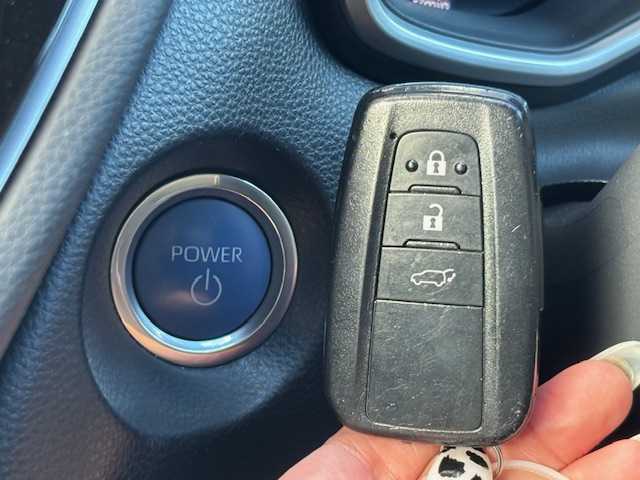 トヨタ カローラ クロス ハイブリッド Z 宮城県 2023(令5)年 6.5万km アティチュードブラックマイカ 登録時走行距離64430km/クルーズコントロール（追従走行あり）/レーンキープアシスト/プリクラッシュセーフティ/電動パーキング/オートライト/オートマチックハイビーム/パワーバックドア/コーナーセンサー（前後）/バックカメラ/横滑り防止装置/ステアリングリモコン/シートヒーター（前席）/社外ドライブレコーダー/ビルトインETC/パワーシート（D席）/純正フロアマット/純正ディスプレイオーディオ/フルセグTV・Bluetooth・ミラキャスト・USB/純正アルミホイール