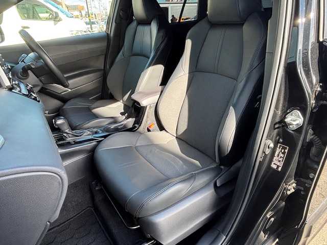 トヨタ カローラ クロス ハイブリッド Z 宮城県 2023(令5)年 6.5万km アティチュードブラックマイカ 登録時走行距離64430km/クルーズコントロール（追従走行あり）/レーンキープアシスト/プリクラッシュセーフティ/電動パーキング/オートライト/オートマチックハイビーム/パワーバックドア/コーナーセンサー（前後）/バックカメラ/横滑り防止装置/ステアリングリモコン/シートヒーター（前席）/社外ドライブレコーダー/ビルトインETC/パワーシート（D席）/純正フロアマット/純正ディスプレイオーディオ/フルセグTV・Bluetooth・ミラキャスト・USB/純正アルミホイール