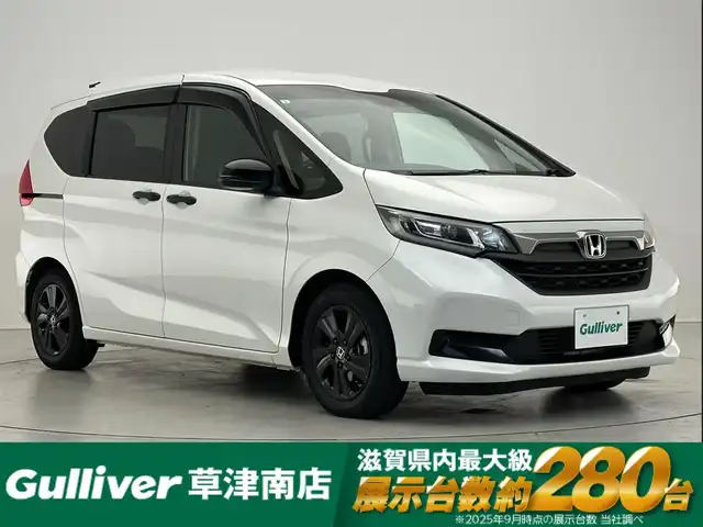 ホンダ フリード G ブラックスタイル 滋賀県 2023(令5)年 2.4万km プラチナホワイトパール 純正9インチナビ/【Bluetooth/CD/DVD/フルセグTV//AppleCarPlay/AndroidAuto】/バックカメラ/ETC/前後ドラレコ/両側パワースライドドア/シートヒーター/LEDヘッドライト/オートライト/ステアリングスイッチ/追従クルーズコントロール/レーンキープアシスト/スマートキー