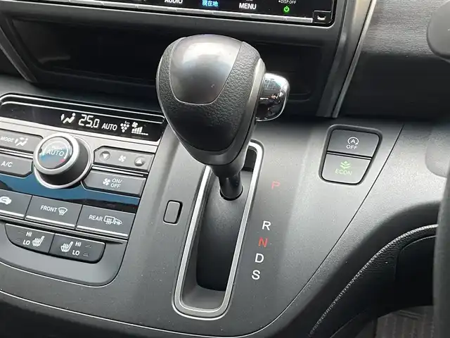 ホンダ フリード G ブラックスタイル 滋賀県 2023(令5)年 2.4万km プラチナホワイトパール 純正9インチナビ/【Bluetooth/CD/DVD/フルセグTV//AppleCarPlay/AndroidAuto】/バックカメラ/ETC/前後ドラレコ/両側パワースライドドア/シートヒーター/LEDヘッドライト/オートライト/ステアリングスイッチ/追従クルーズコントロール/レーンキープアシスト/スマートキー