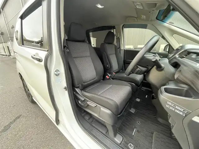 ホンダ フリード G ブラックスタイル 滋賀県 2023(令5)年 2.4万km プラチナホワイトパール 純正9インチナビ/【Bluetooth/CD/DVD/フルセグTV//AppleCarPlay/AndroidAuto】/バックカメラ/ETC/前後ドラレコ/両側パワースライドドア/シートヒーター/LEDヘッドライト/オートライト/ステアリングスイッチ/追従クルーズコントロール/レーンキープアシスト/スマートキー