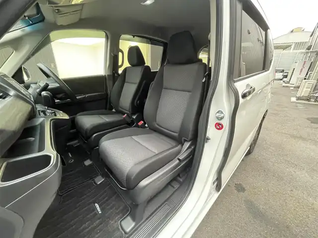 ホンダ フリード G ブラックスタイル 滋賀県 2023(令5)年 2.4万km プラチナホワイトパール 純正9インチナビ/【Bluetooth/CD/DVD/フルセグTV//AppleCarPlay/AndroidAuto】/バックカメラ/ETC/前後ドラレコ/両側パワースライドドア/シートヒーター/LEDヘッドライト/オートライト/ステアリングスイッチ/追従クルーズコントロール/レーンキープアシスト/スマートキー