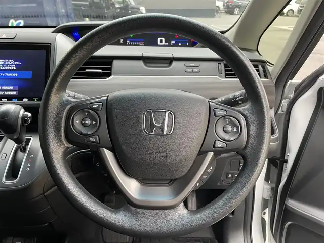 ホンダ フリード G ブラックスタイル 滋賀県 2023(令5)年 2.4万km プラチナホワイトパール 純正9インチナビ/【Bluetooth/CD/DVD/フルセグTV//AppleCarPlay/AndroidAuto】/バックカメラ/ETC/前後ドラレコ/両側パワースライドドア/シートヒーター/LEDヘッドライト/オートライト/ステアリングスイッチ/追従クルーズコントロール/レーンキープアシスト/スマートキー