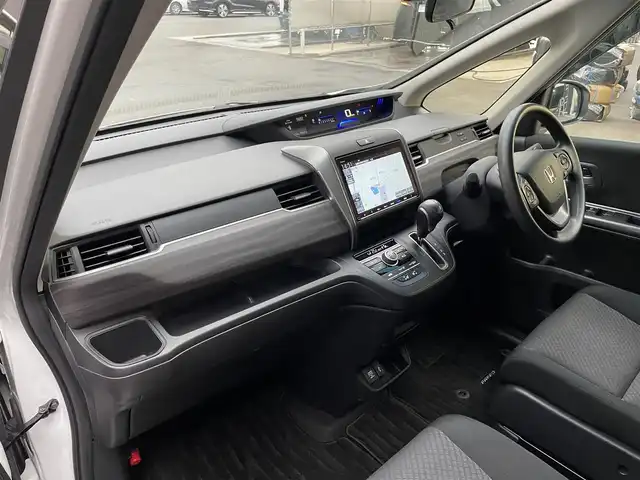 ホンダ フリード G ブラックスタイル 滋賀県 2023(令5)年 2.4万km プラチナホワイトパール 純正9インチナビ/【Bluetooth/CD/DVD/フルセグTV//AppleCarPlay/AndroidAuto】/バックカメラ/ETC/前後ドラレコ/両側パワースライドドア/シートヒーター/LEDヘッドライト/オートライト/ステアリングスイッチ/追従クルーズコントロール/レーンキープアシスト/スマートキー