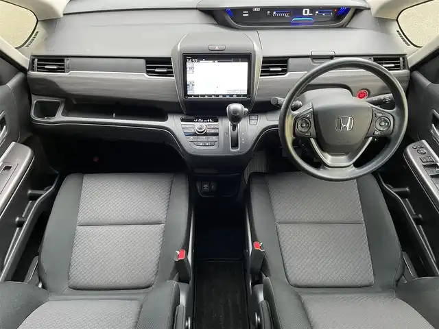 ホンダ フリード G ブラックスタイル 滋賀県 2023(令5)年 2.4万km プラチナホワイトパール 純正9インチナビ/【Bluetooth/CD/DVD/フルセグTV//AppleCarPlay/AndroidAuto】/バックカメラ/ETC/前後ドラレコ/両側パワースライドドア/シートヒーター/LEDヘッドライト/オートライト/ステアリングスイッチ/追従クルーズコントロール/レーンキープアシスト/スマートキー