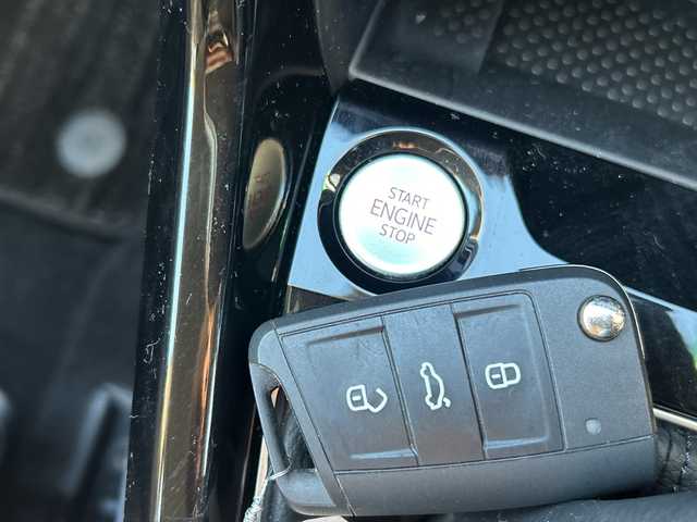 フォルクスワーゲン ＶＷ Ｔ－クロス TSI スタイル 埼玉県 2021(令3)年 2.6万km ピュアホワイト メーカーナビ　/(AM/FM/Bluetooth)/バックカメラ　/前後ドラレコ/ETC2.0　/ルーフレール　/積込スタッドレス純正AWタイヤ16インチ４本　/フォグランプ　/LEDライト　/純正フロア　/コーナーセンサー　/クリアランスソナー　/BSM　/スマートキー　/スペアキー1本 /クルコン追/ISOFIX/TYPE-C充電/電格ミラー/オートライト/ステアリングスイッチ/パドルシフト/プッシュスタート/パーキングセンサー/パーキングアシスト/アイドリング/フロントアシスト/レーンキープアシスト/疲労検知システム/TRC/保証書/取扱説明書/パワーステアリング/パワーウィンドウ