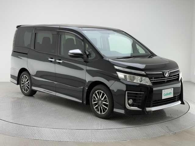 トヨタ ヴォクシー ZS 煌 兵庫県 2015(平27)年 9.2万km ブラック ALPINEナビ/（CD/DVD/Bluetooth/フルセグTV）/・EX1000/バックカメラ/横滑り防止装置/MTモード付AT/両側パワースライドドア/LEDヘッドライト/オートライト/ビルトインETC/アイドリングストップ/プッシュスタート/スマートキー/純正フロアマット/3列シート/ウォークスルー