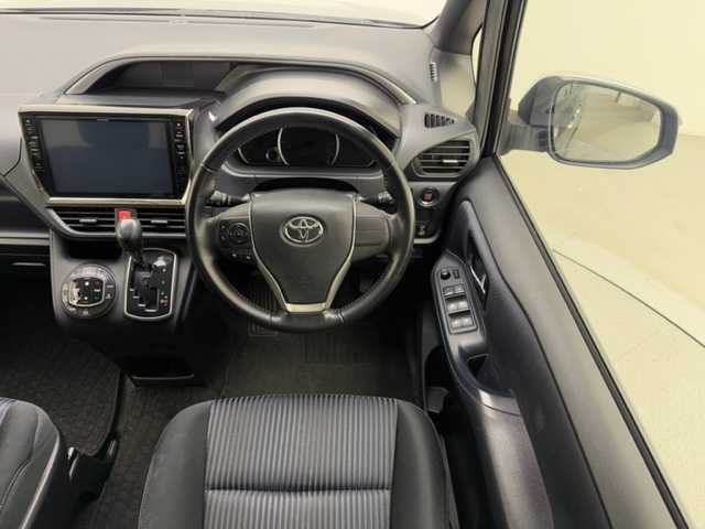 トヨタ ヴォクシー ZS 煌 兵庫県 2015(平27)年 9.2万km ブラック ALPINEナビ/（CD/DVD/Bluetooth/フルセグTV）/・EX1000/バックカメラ/横滑り防止装置/MTモード付AT/両側パワースライドドア/LEDヘッドライト/オートライト/ビルトインETC/アイドリングストップ/プッシュスタート/スマートキー/純正フロアマット/3列シート/ウォークスルー
