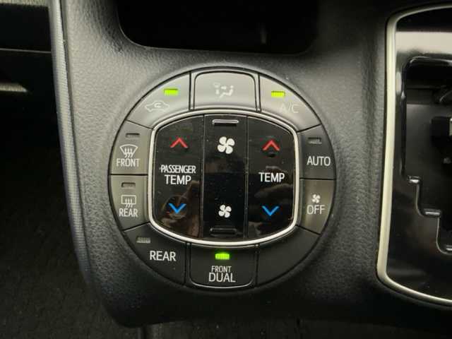 トヨタ ヴォクシー ZS 煌 兵庫県 2015(平27)年 9.2万km ブラック ALPINEナビ/（CD/DVD/Bluetooth/フルセグTV）/・EX1000/バックカメラ/横滑り防止装置/MTモード付AT/両側パワースライドドア/LEDヘッドライト/オートライト/ビルトインETC/アイドリングストップ/プッシュスタート/スマートキー/純正フロアマット/3列シート/ウォークスルー