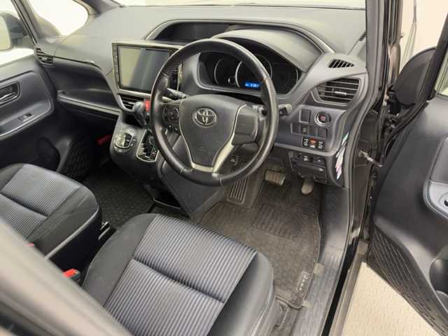 トヨタ ヴォクシー ZS 煌 兵庫県 2015(平27)年 9.2万km ブラック ALPINEナビ/（CD/DVD/Bluetooth/フルセグTV）/・EX1000/バックカメラ/横滑り防止装置/MTモード付AT/両側パワースライドドア/LEDヘッドライト/オートライト/ビルトインETC/アイドリングストップ/プッシュスタート/スマートキー/純正フロアマット/3列シート/ウォークスルー