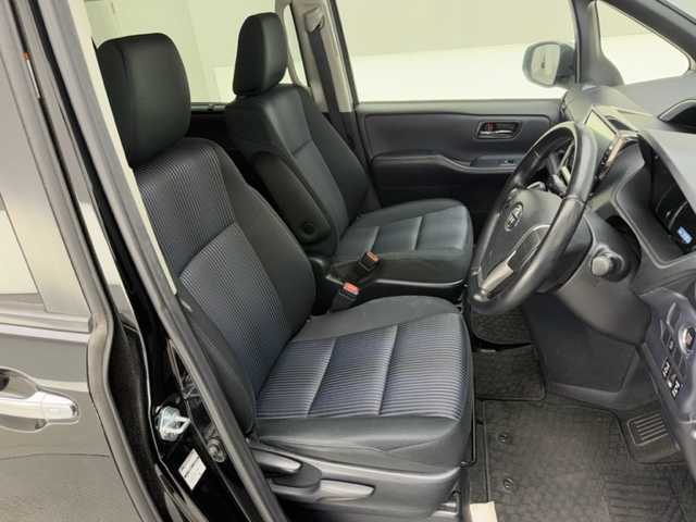 トヨタ ヴォクシー ZS 煌 兵庫県 2015(平27)年 9.2万km ブラック ALPINEナビ/（CD/DVD/Bluetooth/フルセグTV）/・EX1000/バックカメラ/横滑り防止装置/MTモード付AT/両側パワースライドドア/LEDヘッドライト/オートライト/ビルトインETC/アイドリングストップ/プッシュスタート/スマートキー/純正フロアマット/3列シート/ウォークスルー
