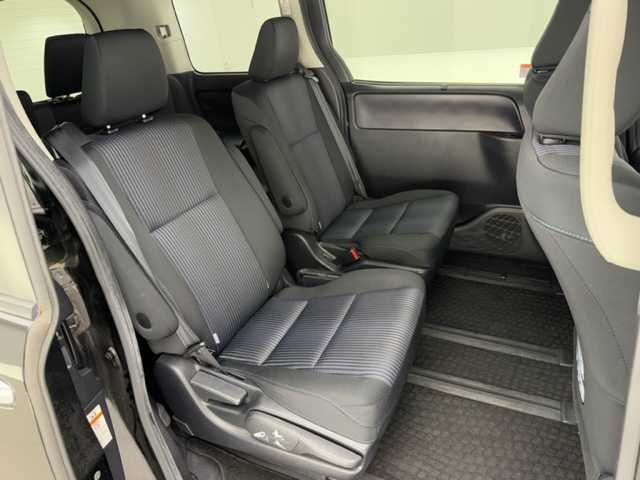 トヨタ ヴォクシー ZS 煌 兵庫県 2015(平27)年 9.2万km ブラック ALPINEナビ/（CD/DVD/Bluetooth/フルセグTV）/・EX1000/バックカメラ/横滑り防止装置/MTモード付AT/両側パワースライドドア/LEDヘッドライト/オートライト/ビルトインETC/アイドリングストップ/プッシュスタート/スマートキー/純正フロアマット/3列シート/ウォークスルー