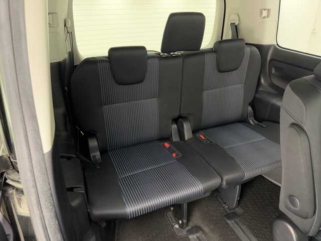 トヨタ ヴォクシー ZS 煌 兵庫県 2015(平27)年 9.2万km ブラック ALPINEナビ/（CD/DVD/Bluetooth/フルセグTV）/・EX1000/バックカメラ/横滑り防止装置/MTモード付AT/両側パワースライドドア/LEDヘッドライト/オートライト/ビルトインETC/アイドリングストップ/プッシュスタート/スマートキー/純正フロアマット/3列シート/ウォークスルー