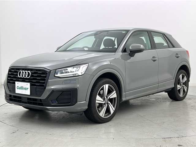 アウディ Ｑ２ ハッシュタグ ブラックスタイリング 宮城県 2019(平31)年 1.2万km クワンタムグレー 【特別仕様車ブラックスタイリングパッケージ】/・バーチャルコックピット/・ダイナミックグレー18インチAW/【アシスタンスパッケージ】/・サイドアシスト/・アクティブレーンアシスト/・トラフィックジャムアシスト/・リアクロストラフィックアシスト/アダプティブクルーズコントロール/【ナビパッケージ】/純正8インチナビ/・BT.CD.DVD/フルセグTV/禁煙車/オートマチックテールゲート/前席シートヒーター/バックカメラ/ドライブレコーダー（FR）/ETC2.0/LEDヘッドライト/LEDフォグライト/アイドリングストップ/電動パーキングブレーキ/純正フロアマット/プッシュスタート/スアートキー