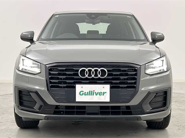 アウディ Ｑ２ ハッシュタグ ブラックスタイリング 宮城県 2019(平31)年 1.2万km クワンタムグレー 【特別仕様車ブラックスタイリングパッケージ】/・バーチャルコックピット/・ダイナミックグレー18インチAW/【アシスタンスパッケージ】/・サイドアシスト/・アクティブレーンアシスト/・トラフィックジャムアシスト/・リアクロストラフィックアシスト/アダプティブクルーズコントロール/【ナビパッケージ】/純正8インチナビ/・BT.CD.DVD/フルセグTV/禁煙車/オートマチックテールゲート/前席シートヒーター/バックカメラ/ドライブレコーダー（FR）/ETC2.0/LEDヘッドライト/LEDフォグライト/アイドリングストップ/電動パーキングブレーキ/純正フロアマット/プッシュスタート/スアートキー