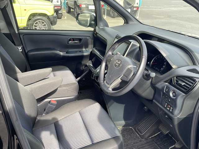 トヨタ ヴォクシー ZS 煌Ⅱ 静岡県 2016(平28)年 7.9万km ブラック プッシュスタート/スマートキー/純正ナビ/　フルセグTV/BTオーディオ/DVD/バックカメラ /両側パワースライドドア/オートライト/LEDヘッドライト/衝突軽減ブレーキ/レーンキープアシスト