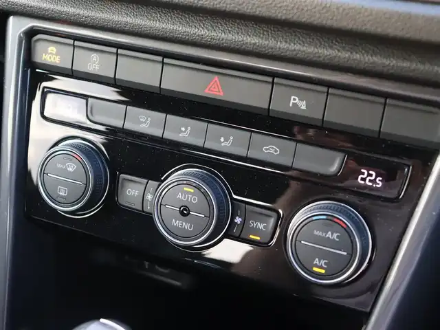 フォルクスワーゲン Ｔ－ロック TDI Rライン 宮城県 2021(令3)年 5.2万km 白 デジタルコクピット/純正ナビ/・Bluetooth・タイプC/・appleCarplay・androidauto・mirrorlink/ＩＱドライブ/・アダプティブクルーズコントロール/・フロントアシスト/・ブラインドスポットアシスト/・レーンキープアシスト/・疲労検知システム/バックカメラ/パワーテールゲート/パドルシフト/オートブレーキホールド/オートハイビーム/デュアルオートエアコン/アイドリングストップ/スマートキー・プッシュスタート/純正１９インチＡＷ/ルーフレール/ＬＥＤヘッドライト