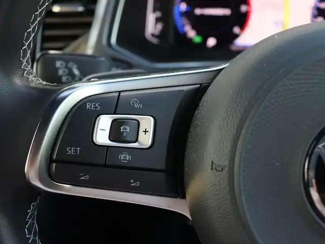 フォルクスワーゲン Ｔ－ロック TDI Rライン 宮城県 2021(令3)年 5.2万km 白 デジタルコクピット/純正ナビ/・Bluetooth・タイプC/・appleCarplay・androidauto・mirrorlink/ＩＱドライブ/・アダプティブクルーズコントロール/・フロントアシスト/・ブラインドスポットアシスト/・レーンキープアシスト/・疲労検知システム/バックカメラ/パワーテールゲート/パドルシフト/オートブレーキホールド/オートハイビーム/デュアルオートエアコン/アイドリングストップ/スマートキー・プッシュスタート/純正１９インチＡＷ/ルーフレール/ＬＥＤヘッドライト
