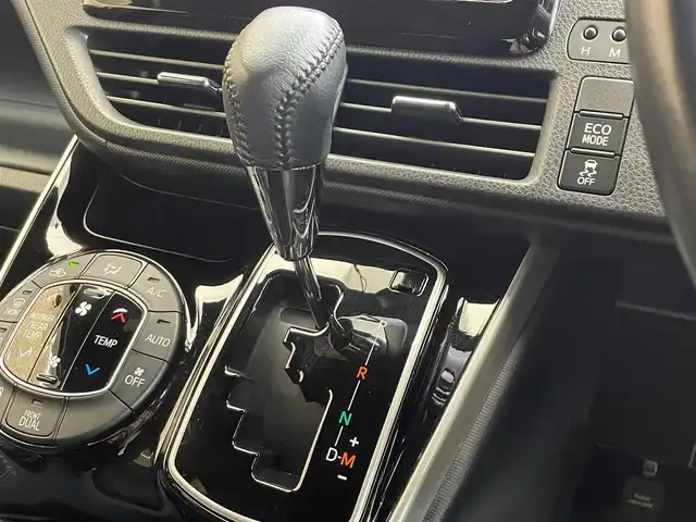 トヨタ ヴォクシー ZS 煌 岩手県 2018(平30)年 3.1万km ホワイトパールクリスタルシャイン ４WD/両側パワースライドドア/ロールサンシェード/衝突被害軽減システム/MTモード付きAT/アイドリングストップ/クルーズコントロール/横滑り防止装置/ETC2.0/バックカメラ/フルセグTV/純正ナビ　/ドライブレコーダー/純正アルミホイール16インチ/純正LEDヘッドライト/レーンアシスト/オートライト/オートマチックハイビーム/３列シート