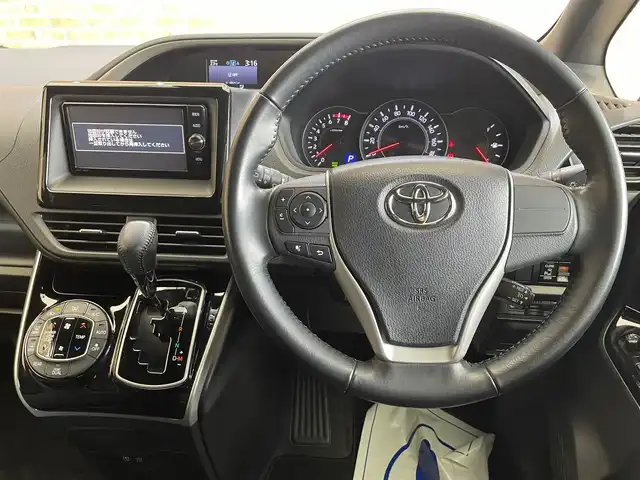 トヨタ ヴォクシー ZS 煌 岩手県 2018(平30)年 3.1万km ホワイトパールクリスタルシャイン ４WD/両側パワースライドドア/ロールサンシェード/衝突被害軽減システム/MTモード付きAT/アイドリングストップ/クルーズコントロール/横滑り防止装置/ETC2.0/バックカメラ/フルセグTV/純正ナビ　/ドライブレコーダー/純正アルミホイール16インチ/純正LEDヘッドライト/レーンアシスト/オートライト/オートマチックハイビーム/３列シート