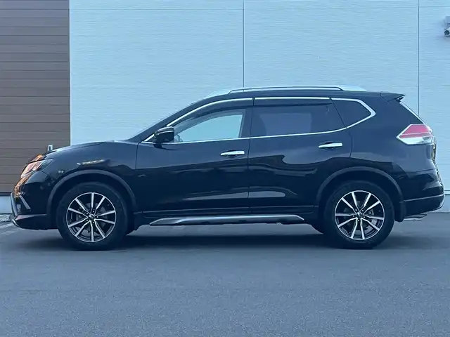 日産 エクストレイル 20Xt ブラックエクストリーマーX エマB 秋田県 2016(平28)年 8.5万km ダイヤモンドブラック ４WD/衝突軽減システム/LEDヘッドライト/純正SDナビ/ワンセグ/全方位カメラ/アラウンドビューモニター/STRANGER SR 18インチアルミ（夏タイヤ装着）/スマートキー/アイドリングストップ/プッシュスタート/クルーズコントロール追従走行無/ダウンヒルアシストコントロール/コーナーセンサー/ステアリングスイッチ/前席シートヒーター/ETC/ルーフレール/センターデフロック/電動リアゲート/純正フロアマット/純正ドアバイザー/オートライト/オートエアコン/パワーステアリング/パワーウィンドウ/横滑り防止/盗難防止装置/寒冷地仕様/電動格納ウィンカーミラー/キーレスエントリー/保証書/取扱説明書/記録簿