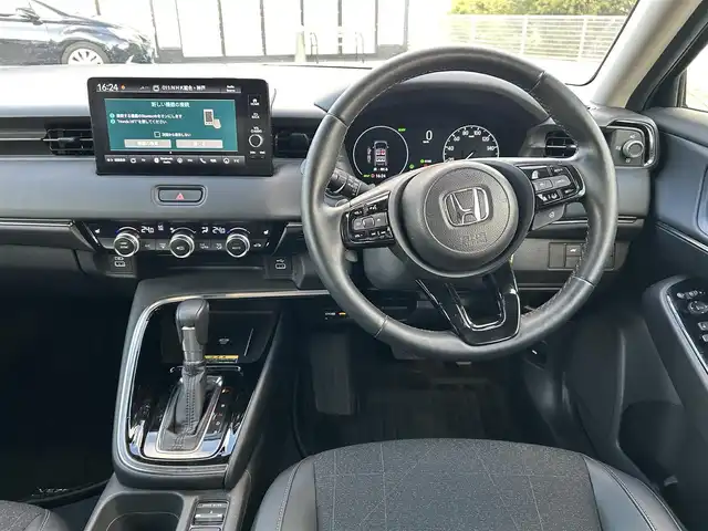 ホンダ ヴェゼル ハイブリッド e:HEV Z 大阪府 2023(令5)年 1.5万km クリスタルブラックパール ホンダセンシング/・アダプティクブクルーズコントロール/・衝突軽減ブレーキ/・レーンキープアシスト/・先行車発進お知らせ機能/・オートハイビーム/純正ナビ/・Bluetooth/フルセグTV/CD/DVD/USB/　ラジオ/主要装備/・横滑り防止装置/・ダウンヒルアシストコントロール/・BSM/・電動リアゲート/・ステアリングヒーター/・ステアリングスイッチ/・パドルシフト/・オートホールド/・置くだけ充電/・ハーフレザーシート/・シートヒーター/・チップアップシート/・ドライブレコーダー/・ETC2.0