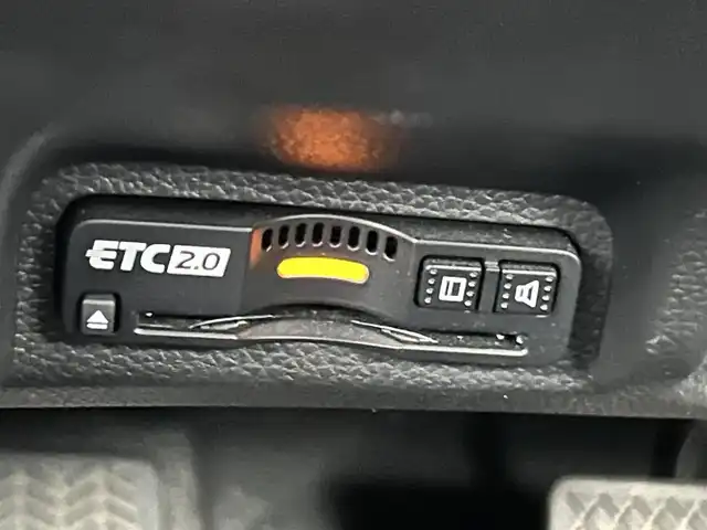 ホンダ ヴェゼル ハイブリッド e:HEV Z 大阪府 2023(令5)年 1.5万km クリスタルブラックパール ホンダセンシング/・アダプティクブクルーズコントロール/・衝突軽減ブレーキ/・レーンキープアシスト/・先行車発進お知らせ機能/・オートハイビーム/純正ナビ/・Bluetooth/フルセグTV/CD/DVD/USB/　ラジオ/主要装備/・横滑り防止装置/・ダウンヒルアシストコントロール/・BSM/・電動リアゲート/・ステアリングヒーター/・ステアリングスイッチ/・パドルシフト/・オートホールド/・置くだけ充電/・ハーフレザーシート/・シートヒーター/・チップアップシート/・ドライブレコーダー/・ETC2.0