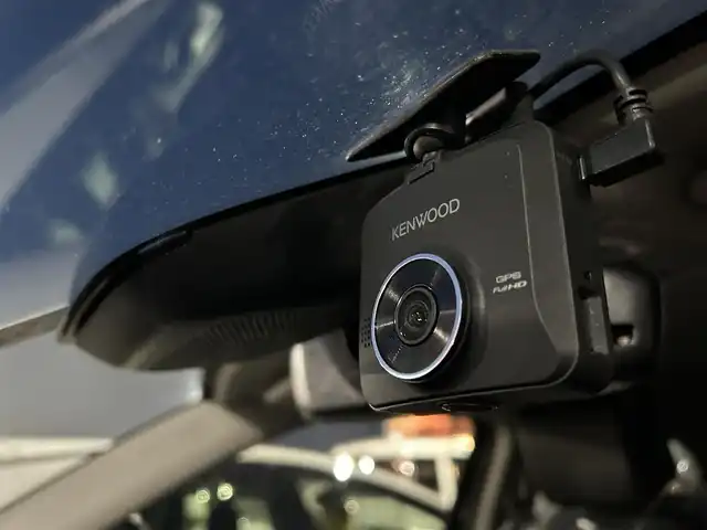 ホンダ ヴェゼル ハイブリッド e:HEV Z 大阪府 2023(令5)年 1.5万km クリスタルブラックパール ホンダセンシング/・アダプティクブクルーズコントロール/・衝突軽減ブレーキ/・レーンキープアシスト/・先行車発進お知らせ機能/・オートハイビーム/純正ナビ/・Bluetooth/フルセグTV/CD/DVD/USB/　ラジオ/主要装備/・横滑り防止装置/・ダウンヒルアシストコントロール/・BSM/・電動リアゲート/・ステアリングヒーター/・ステアリングスイッチ/・パドルシフト/・オートホールド/・置くだけ充電/・ハーフレザーシート/・シートヒーター/・チップアップシート/・ドライブレコーダー/・ETC2.0