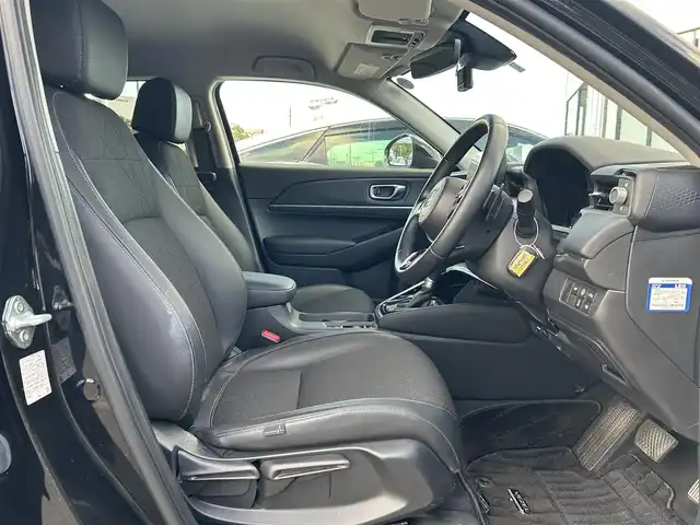 ホンダ ヴェゼル ハイブリッド e:HEV Z 大阪府 2023(令5)年 1.5万km クリスタルブラックパール ホンダセンシング/・アダプティクブクルーズコントロール/・衝突軽減ブレーキ/・レーンキープアシスト/・先行車発進お知らせ機能/・オートハイビーム/純正ナビ/・Bluetooth/フルセグTV/CD/DVD/USB/　ラジオ/主要装備/・横滑り防止装置/・ダウンヒルアシストコントロール/・BSM/・電動リアゲート/・ステアリングヒーター/・ステアリングスイッチ/・パドルシフト/・オートホールド/・置くだけ充電/・ハーフレザーシート/・シートヒーター/・チップアップシート/・ドライブレコーダー/・ETC2.0