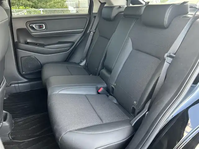 ホンダ ヴェゼル ハイブリッド e:HEV Z 大阪府 2023(令5)年 1.5万km クリスタルブラックパール ホンダセンシング/・アダプティクブクルーズコントロール/・衝突軽減ブレーキ/・レーンキープアシスト/・先行車発進お知らせ機能/・オートハイビーム/純正ナビ/・Bluetooth/フルセグTV/CD/DVD/USB/　ラジオ/主要装備/・横滑り防止装置/・ダウンヒルアシストコントロール/・BSM/・電動リアゲート/・ステアリングヒーター/・ステアリングスイッチ/・パドルシフト/・オートホールド/・置くだけ充電/・ハーフレザーシート/・シートヒーター/・チップアップシート/・ドライブレコーダー/・ETC2.0