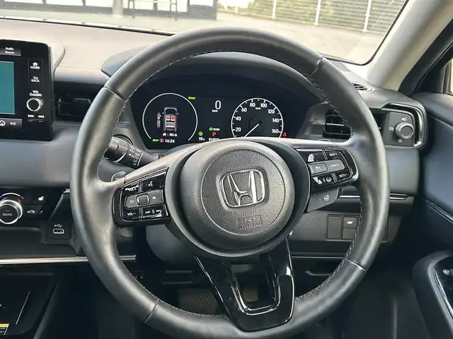 ホンダ ヴェゼル ハイブリッド e:HEV Z 大阪府 2023(令5)年 1.5万km クリスタルブラックパール ホンダセンシング/・アダプティクブクルーズコントロール/・衝突軽減ブレーキ/・レーンキープアシスト/・先行車発進お知らせ機能/・オートハイビーム/純正ナビ/・Bluetooth/フルセグTV/CD/DVD/USB/　ラジオ/主要装備/・横滑り防止装置/・ダウンヒルアシストコントロール/・BSM/・電動リアゲート/・ステアリングヒーター/・ステアリングスイッチ/・パドルシフト/・オートホールド/・置くだけ充電/・ハーフレザーシート/・シートヒーター/・チップアップシート/・ドライブレコーダー/・ETC2.0