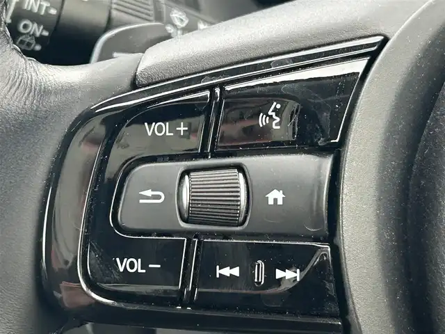 ホンダ ヴェゼル ハイブリッド e:HEV Z 大阪府 2023(令5)年 1.5万km クリスタルブラックパール ホンダセンシング/・アダプティクブクルーズコントロール/・衝突軽減ブレーキ/・レーンキープアシスト/・先行車発進お知らせ機能/・オートハイビーム/純正ナビ/・Bluetooth/フルセグTV/CD/DVD/USB/　ラジオ/主要装備/・横滑り防止装置/・ダウンヒルアシストコントロール/・BSM/・電動リアゲート/・ステアリングヒーター/・ステアリングスイッチ/・パドルシフト/・オートホールド/・置くだけ充電/・ハーフレザーシート/・シートヒーター/・チップアップシート/・ドライブレコーダー/・ETC2.0