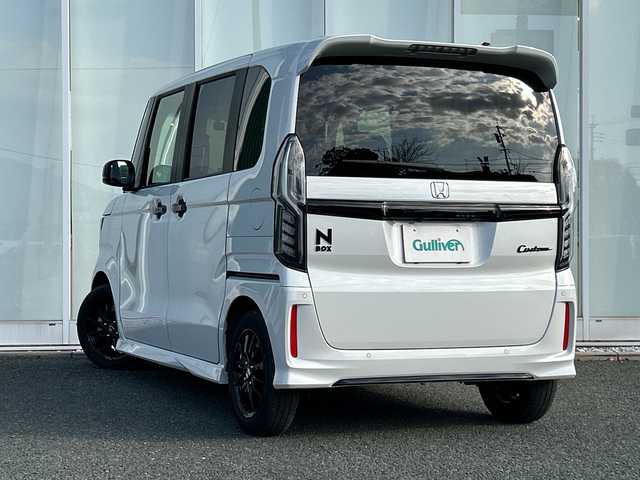 ホンダ Ｎ ＢＯＸ カスタム L スタイル+ブラック 福岡県 2023(令5)年 1.6万km プラチナホワイトパール 純正9型ナビ（BT/フルセグ/DISC)/Bカメラ/両側パワースライドドア/レーダークルーズコントロール/LEDヘッドライト/オートライト/フォグランプ/シートテーブル/無限フロアマット/純正14インチAW/アイドリングストップ/横滑り防止装置/後方コーナーセンサー/レーンキープアシスト/衝突被害軽減システム/後席サンシェード/ステアリングスイッチ/電動パーキングブレーキ/ISOFIX/プラズマクラスター/スマートキー/ETC/保証書/取扱説明書
