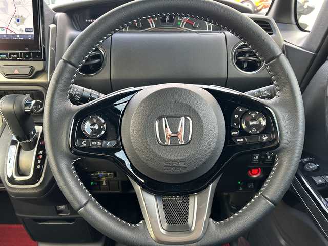 ホンダ Ｎ ＢＯＸ カスタム L スタイル+ブラック 福岡県 2023(令5)年 1.6万km プラチナホワイトパール 純正9型ナビ（BT/フルセグ/DISC)/Bカメラ/両側パワースライドドア/レーダークルーズコントロール/LEDヘッドライト/オートライト/フォグランプ/シートテーブル/無限フロアマット/純正14インチAW/アイドリングストップ/横滑り防止装置/後方コーナーセンサー/レーンキープアシスト/衝突被害軽減システム/後席サンシェード/ステアリングスイッチ/電動パーキングブレーキ/ISOFIX/プラズマクラスター/スマートキー/ETC/保証書/取扱説明書