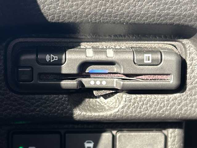 ホンダ Ｎ ＢＯＸ カスタム L スタイル+ブラック 福岡県 2023(令5)年 1.6万km プラチナホワイトパール 純正9型ナビ（BT/フルセグ/DISC)/Bカメラ/両側パワースライドドア/レーダークルーズコントロール/LEDヘッドライト/オートライト/フォグランプ/シートテーブル/無限フロアマット/純正14インチAW/アイドリングストップ/横滑り防止装置/後方コーナーセンサー/レーンキープアシスト/衝突被害軽減システム/後席サンシェード/ステアリングスイッチ/電動パーキングブレーキ/ISOFIX/プラズマクラスター/スマートキー/ETC/保証書/取扱説明書